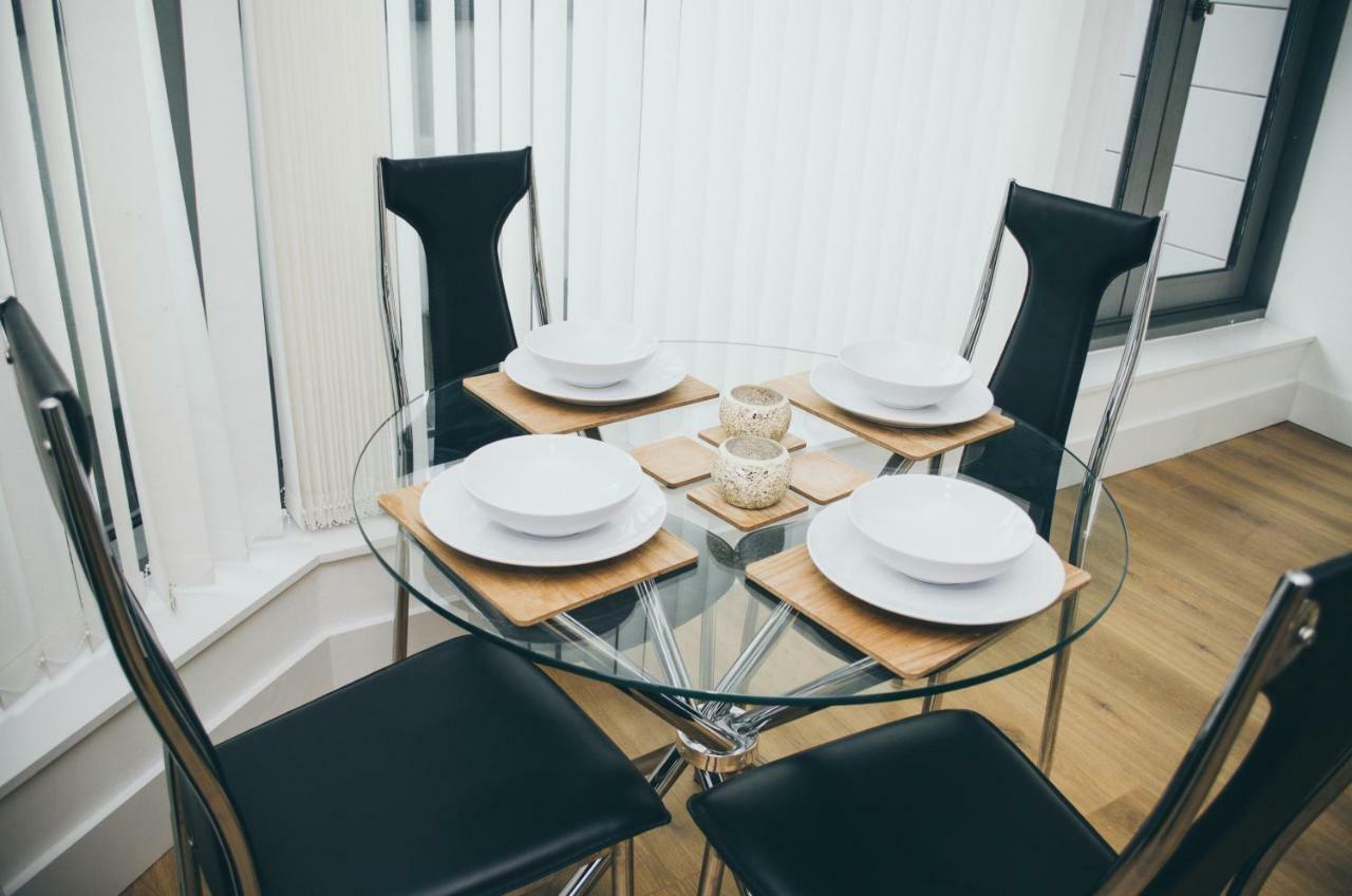 Serviced Apartment In Liverpool City Centre - Free Parking - Balcony - By Happy Days Exterior photo